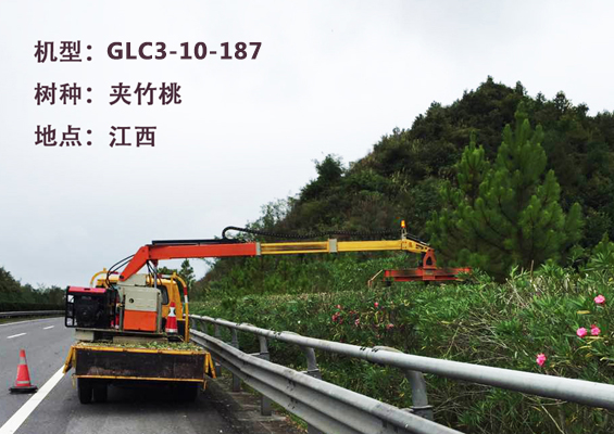 平谷公路采用新型車載綠籬修剪機對綠化帶進行修剪工作